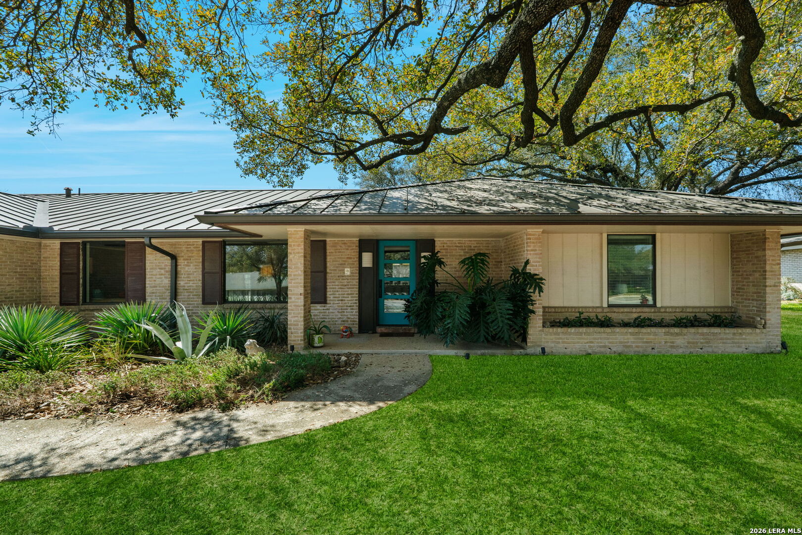 526 Crestway Dr