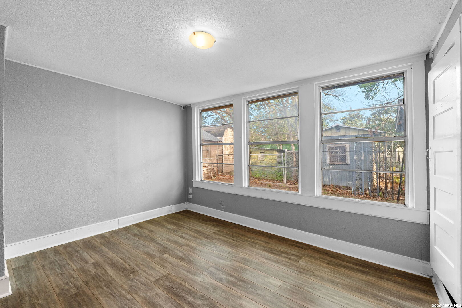 419 E Woodlawn