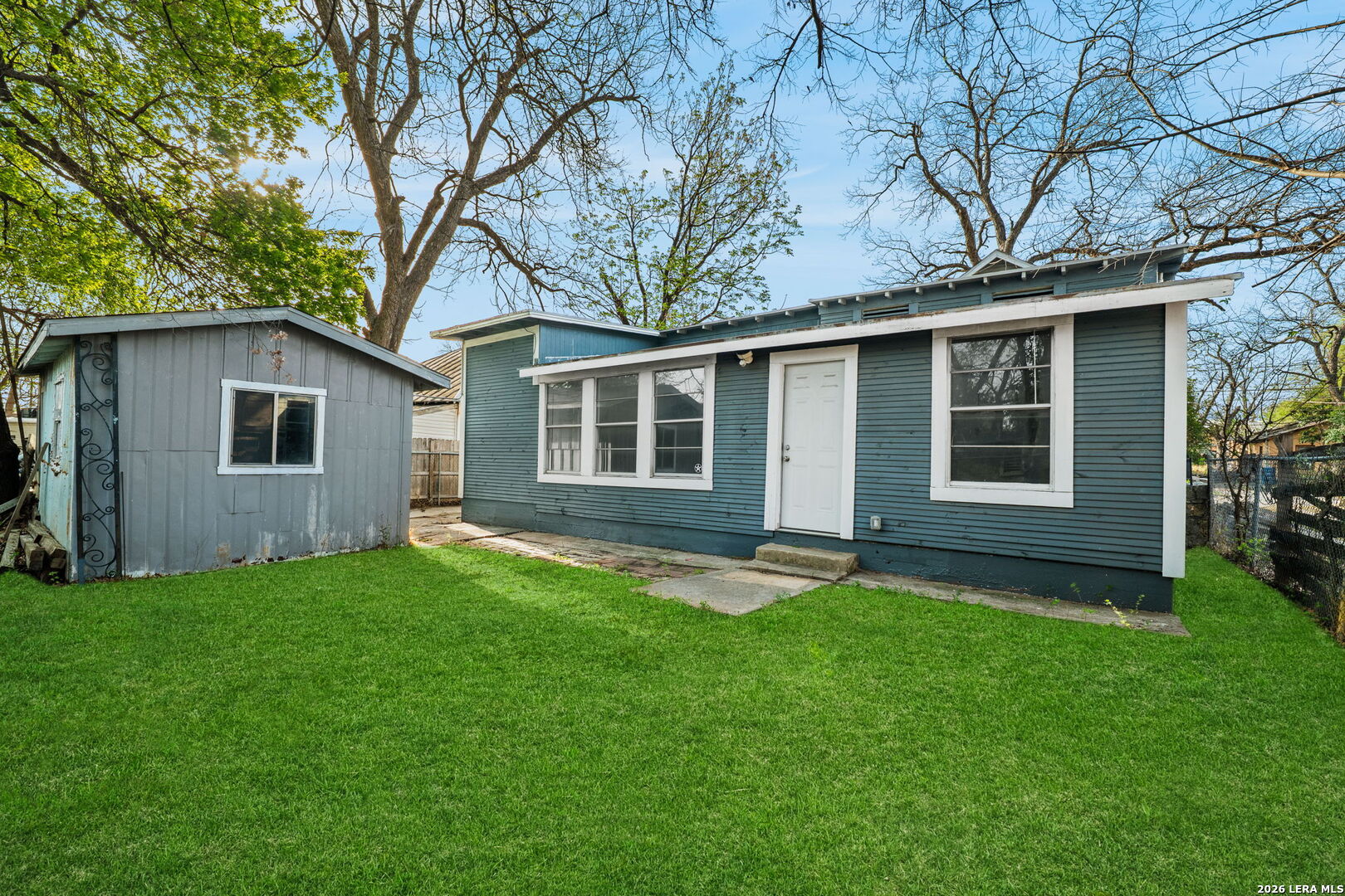 419 E Woodlawn