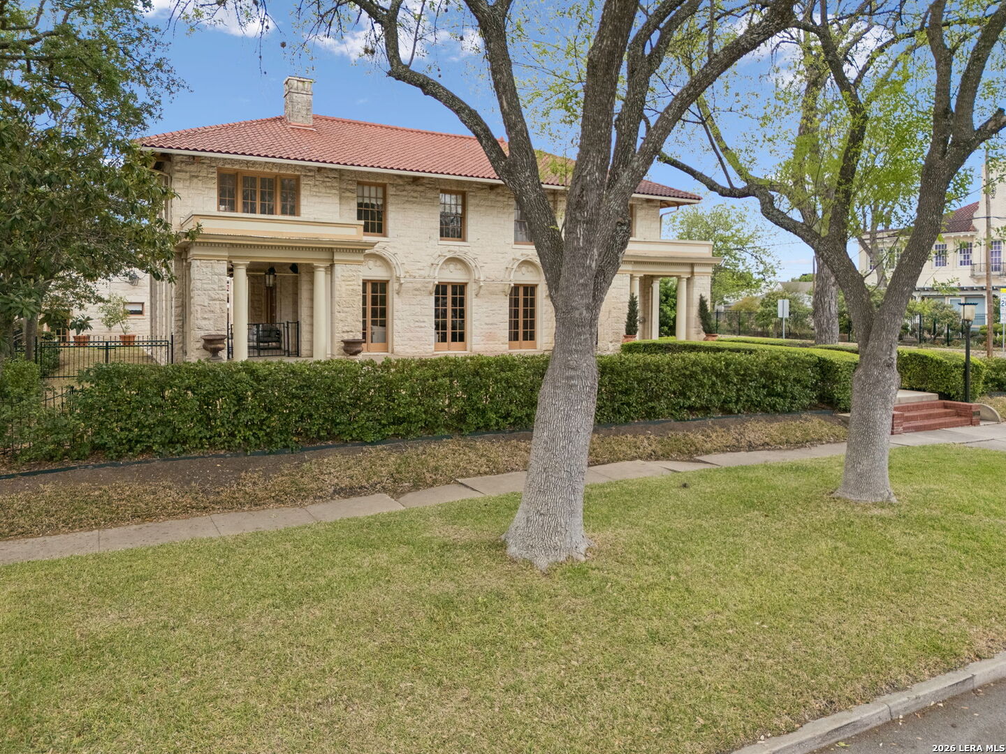 228 W Mulberry Ave