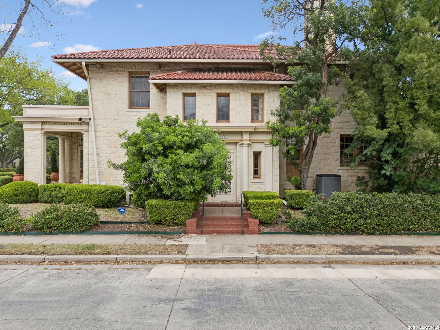 228 W Mulberry Ave