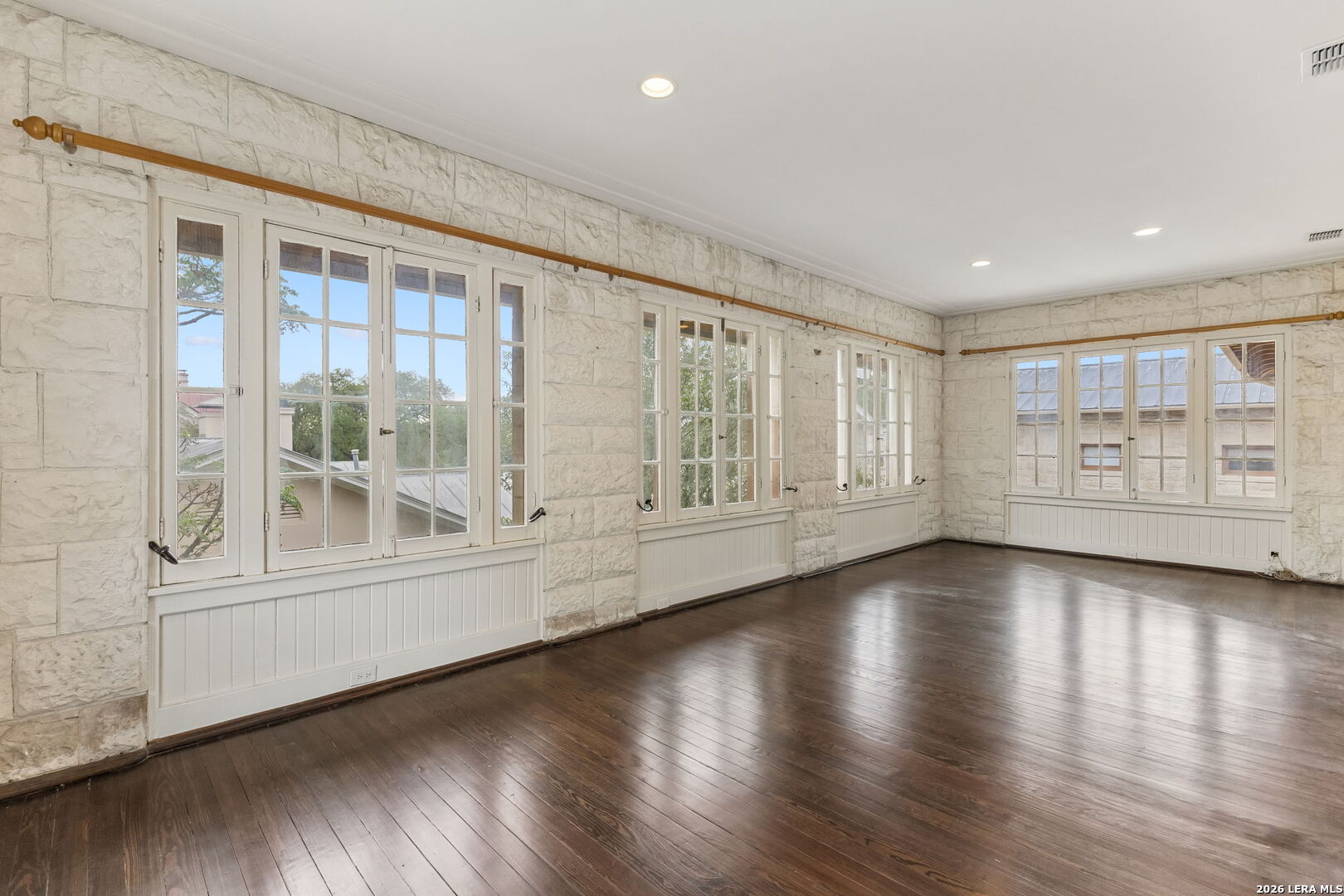 228 W Mulberry Ave