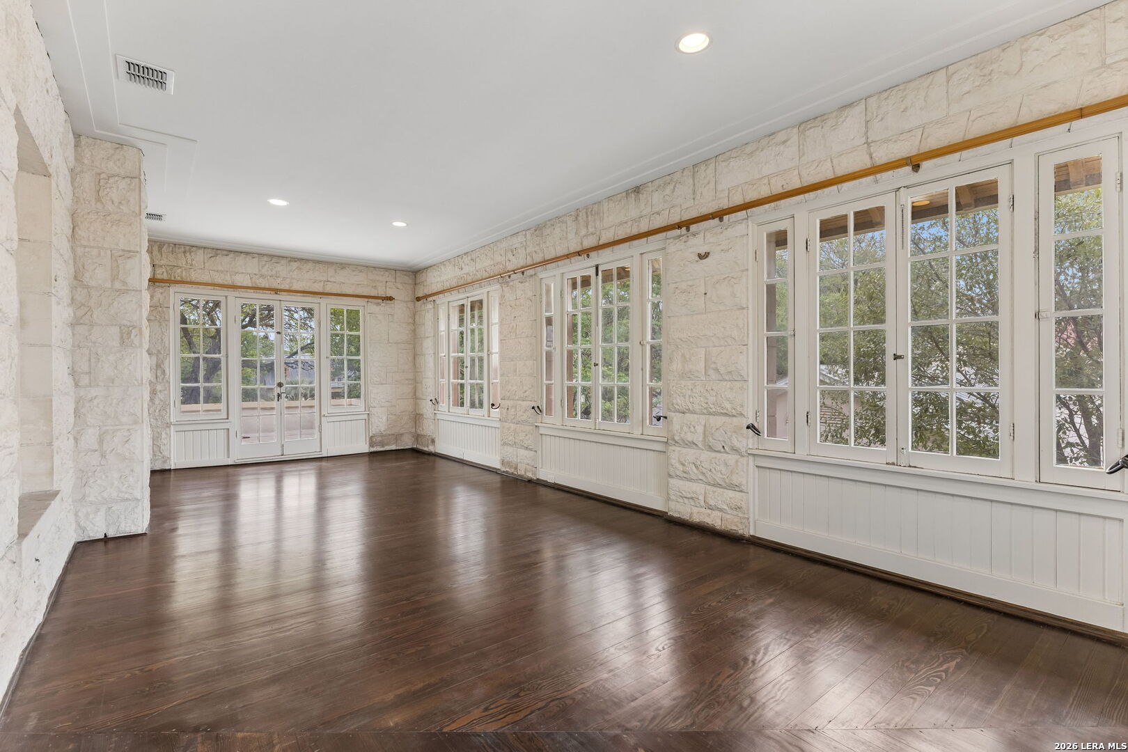 228 W Mulberry Ave