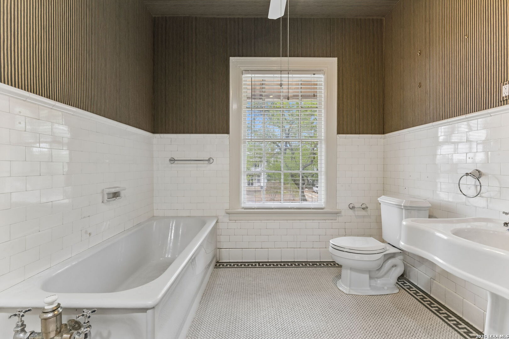 228 W Mulberry Ave