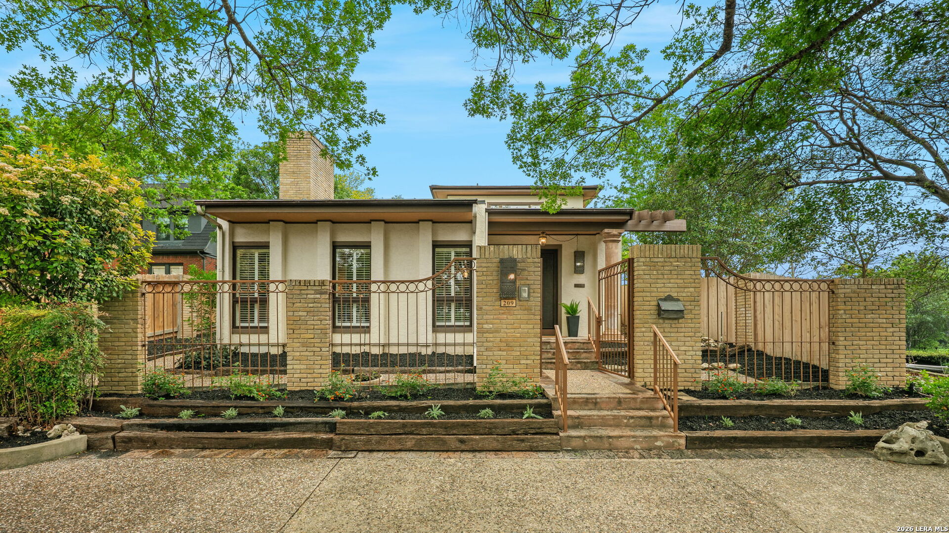 209 HENDERSON ST