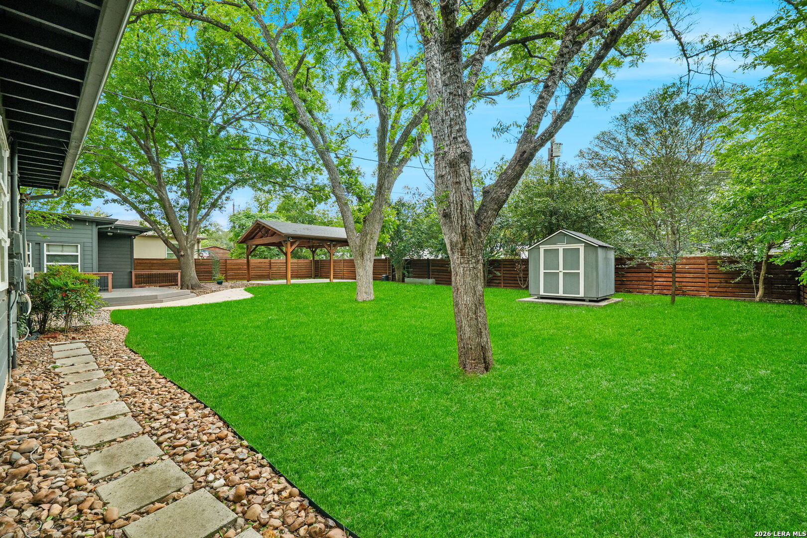 211 ROBINHOOD PL