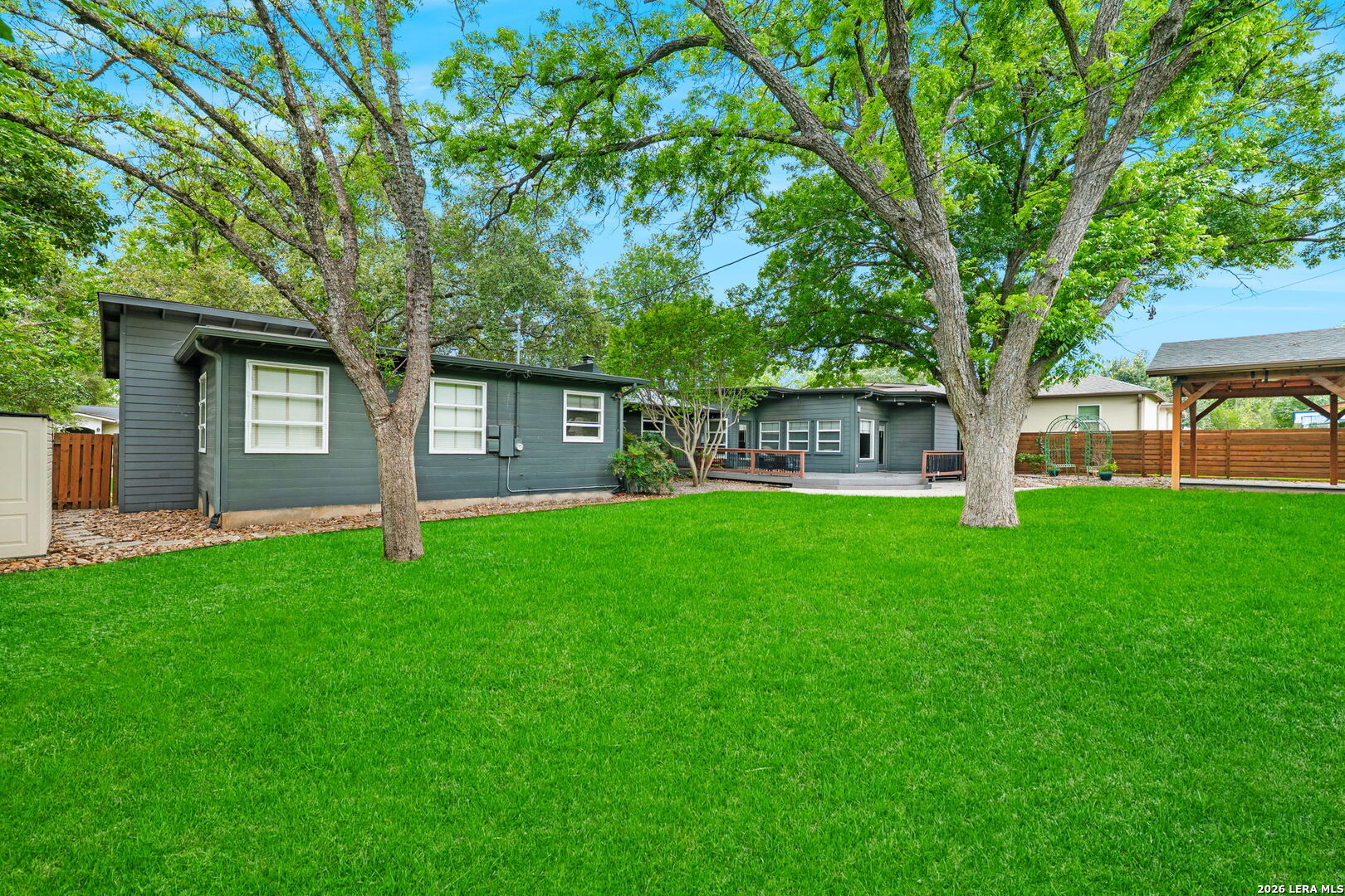 211 ROBINHOOD PL