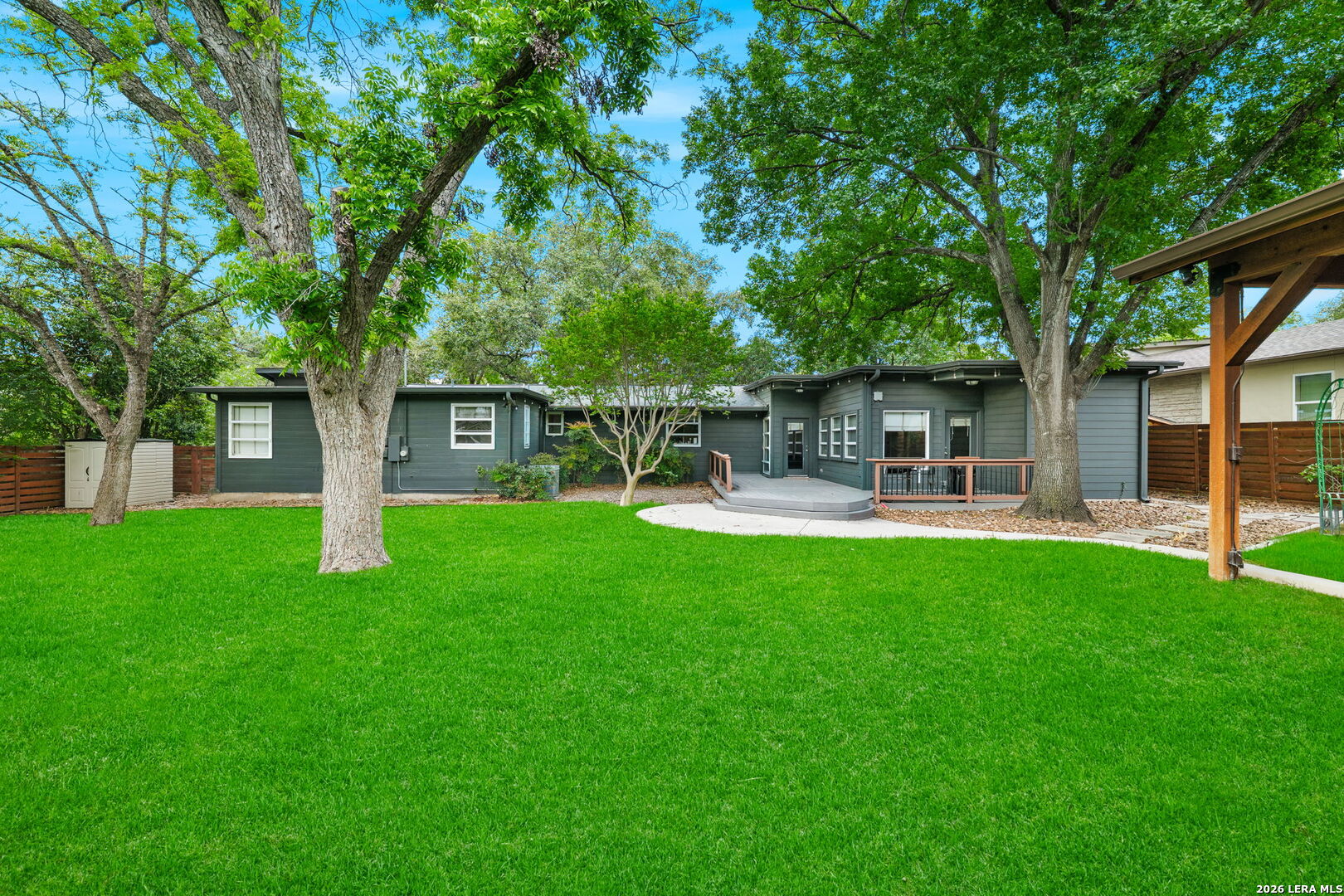 211 ROBINHOOD PL