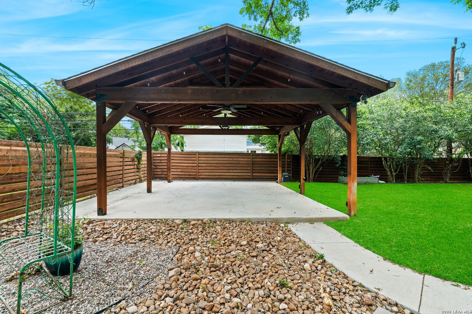 211 ROBINHOOD PL