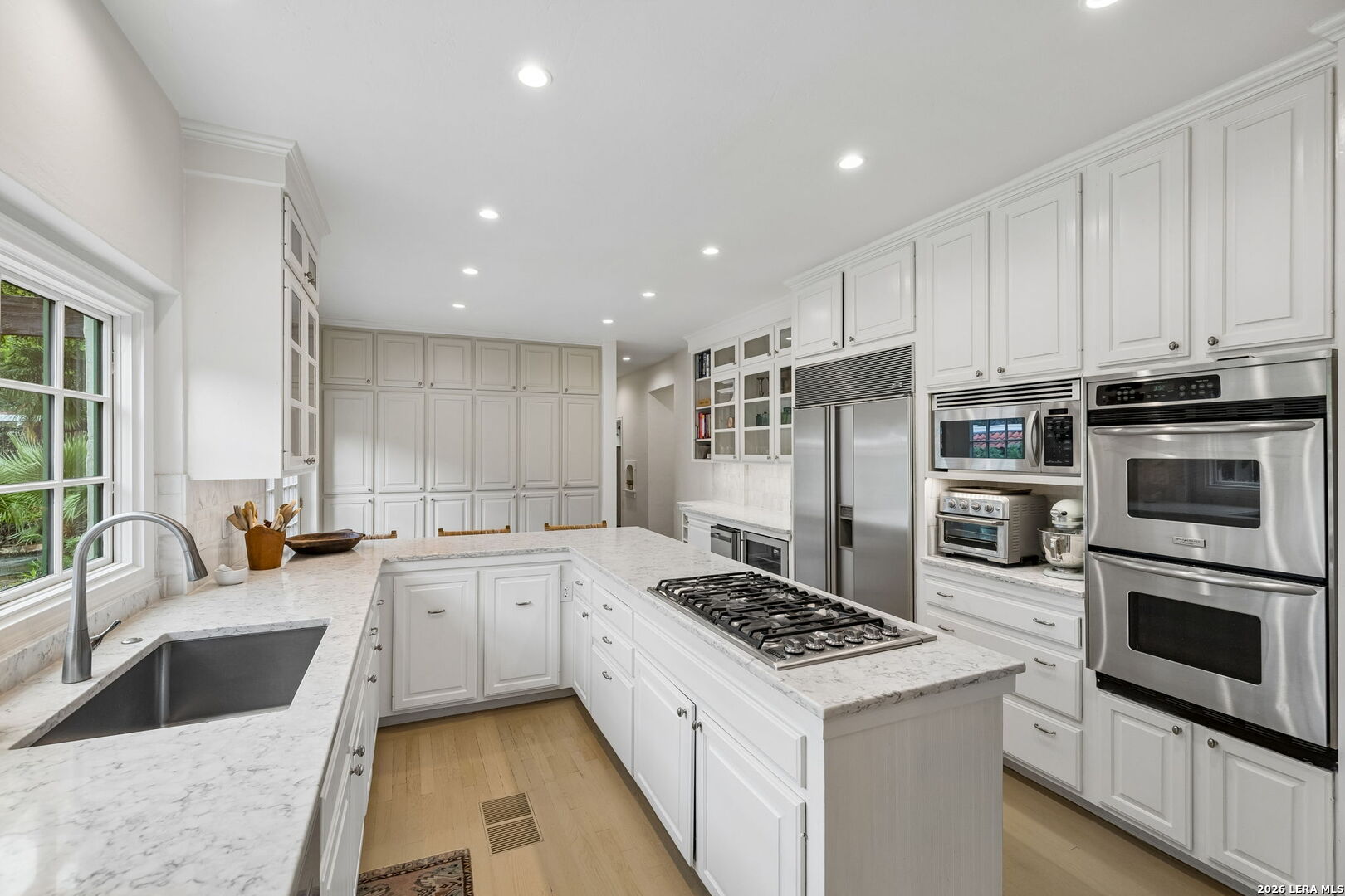 115 E HOLLYWOOD AVE