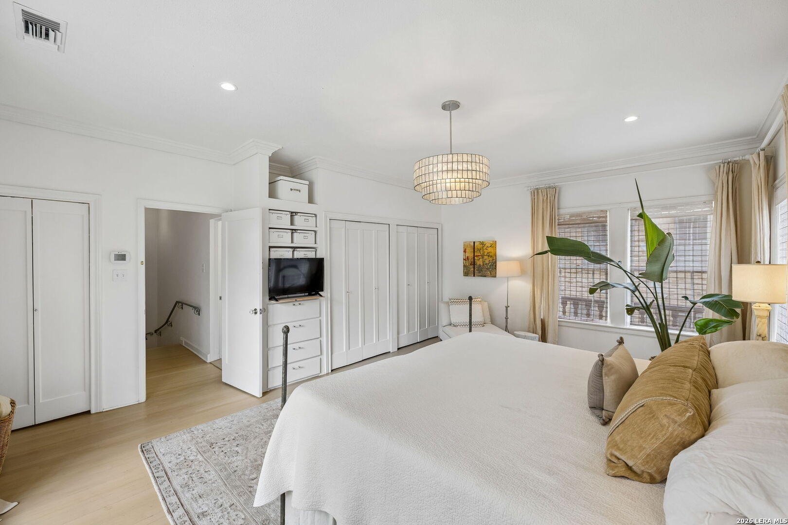 115 E HOLLYWOOD AVE