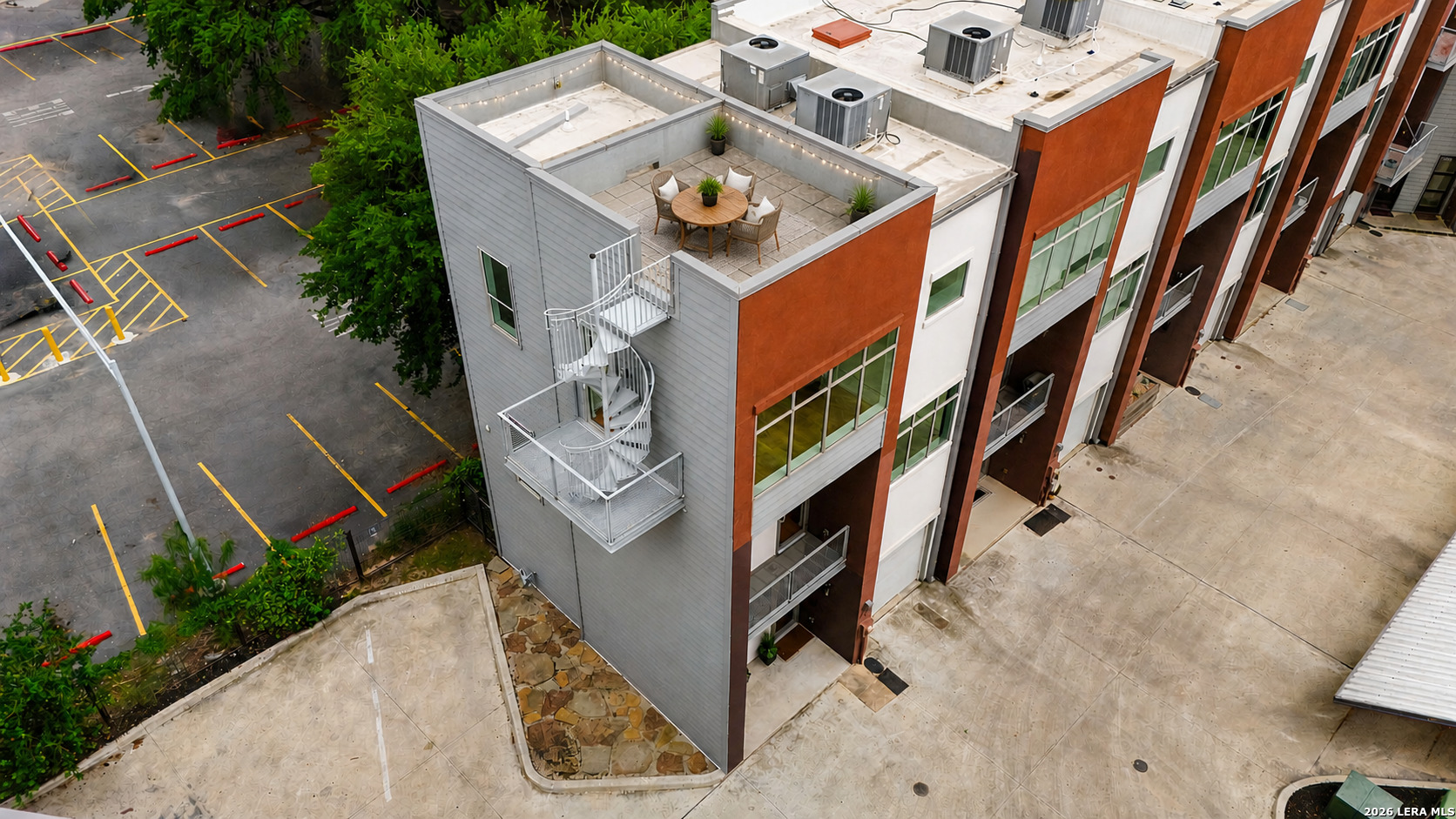 1120 E Quincy