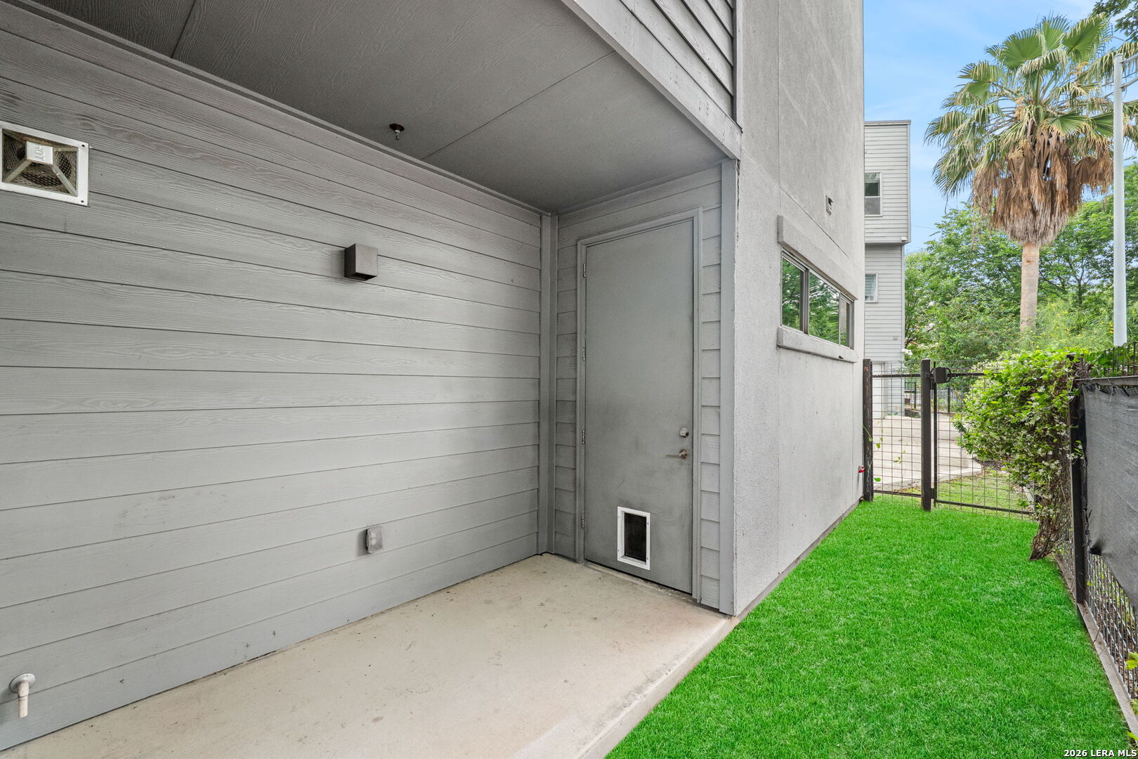 1120 E Quincy