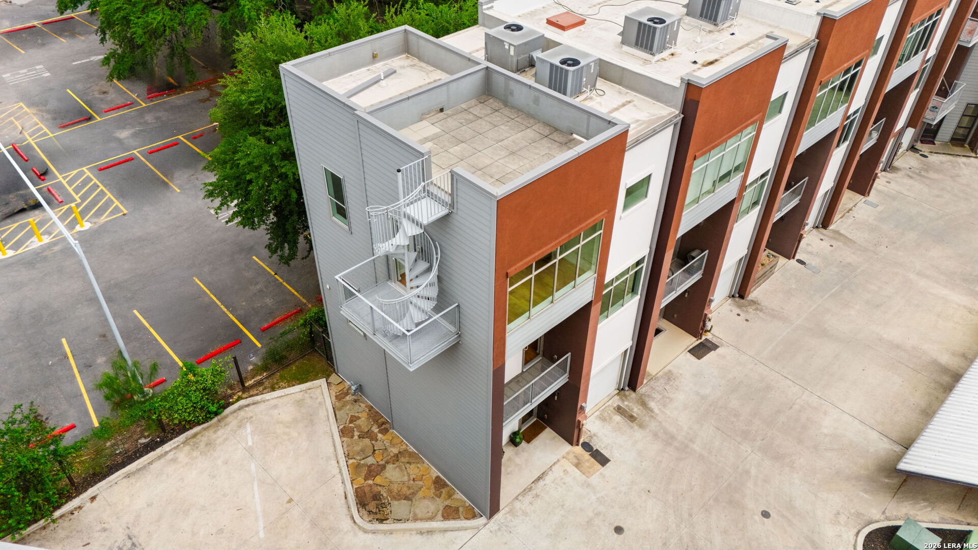 1120 E Quincy