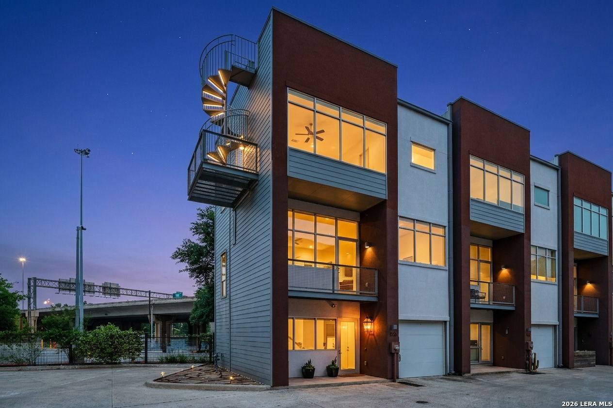 1120 E Quincy