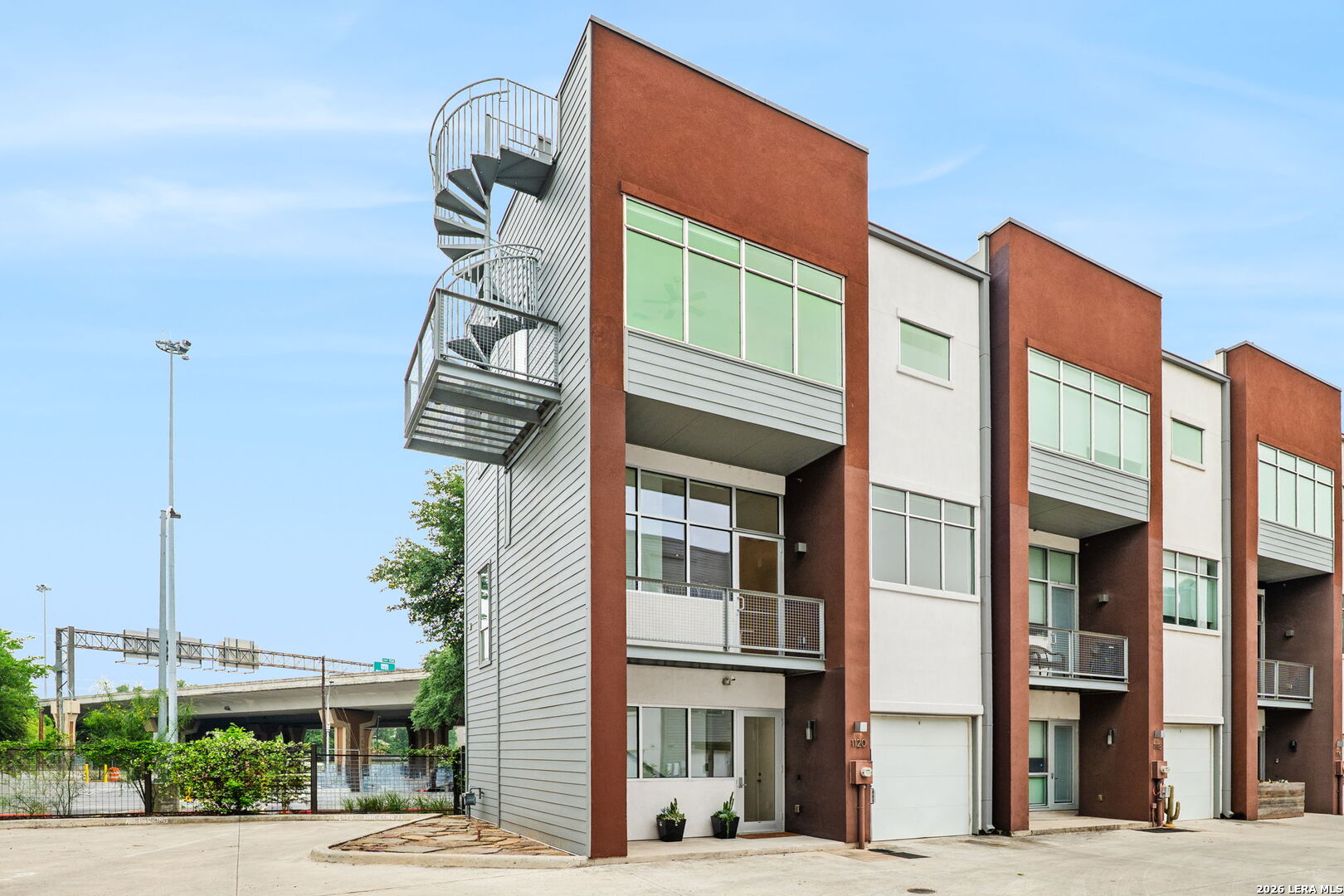 1120 E Quincy