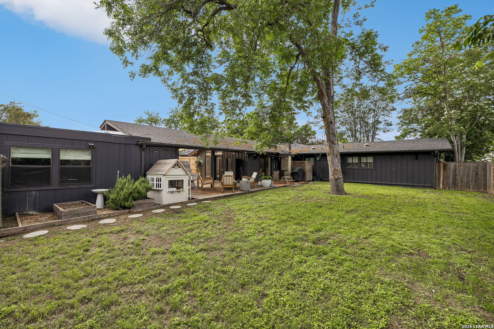 210 WOODCREST DR