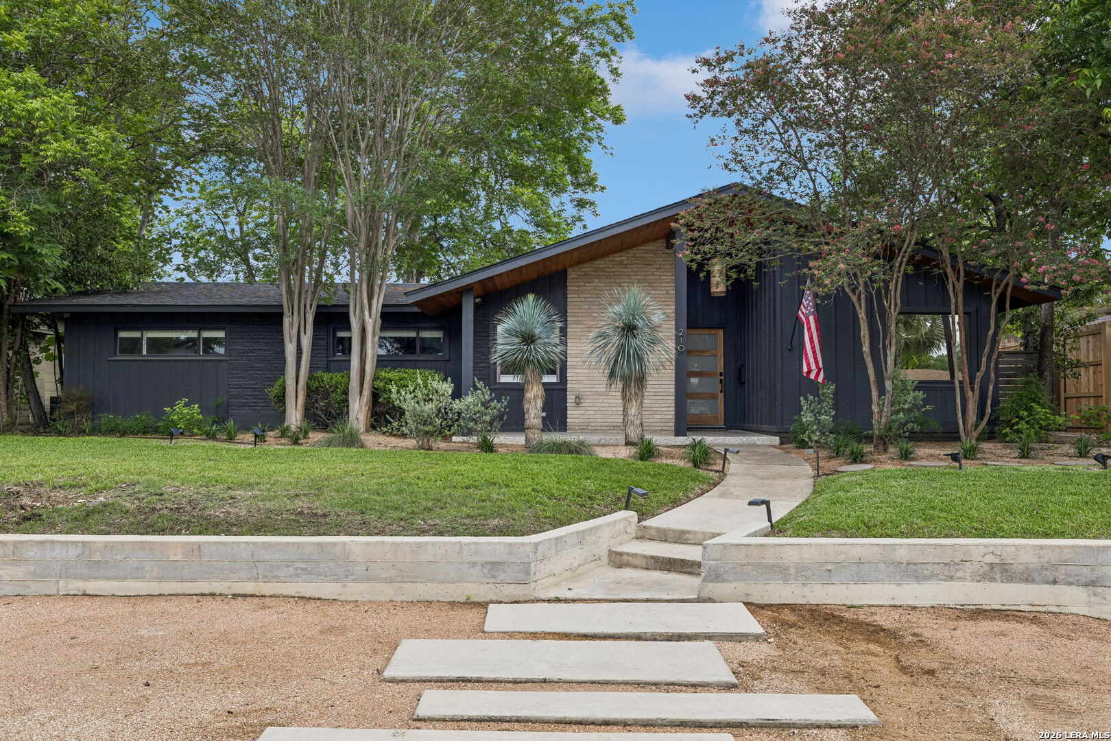 210 WOODCREST DR