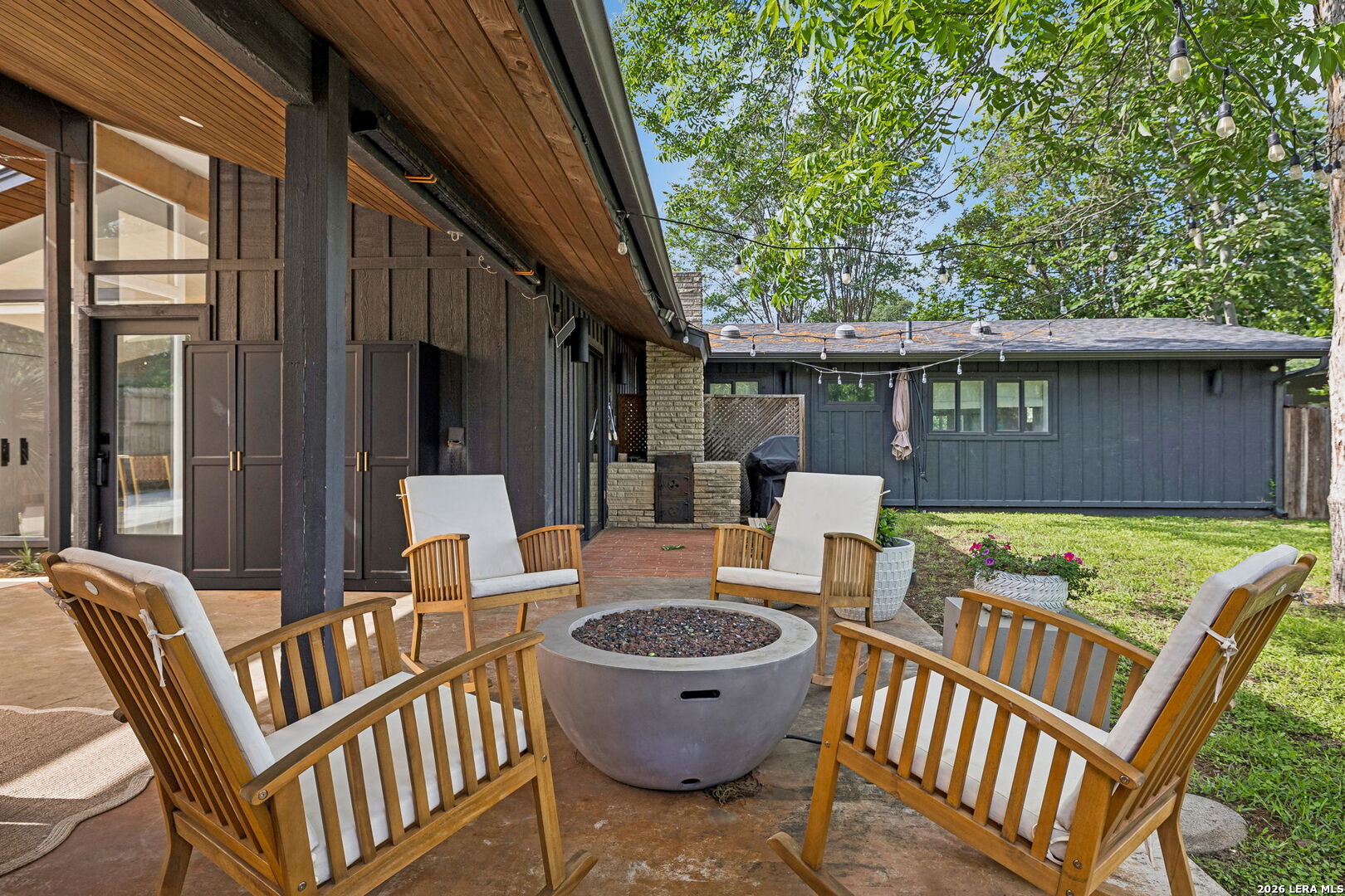 210 WOODCREST DR