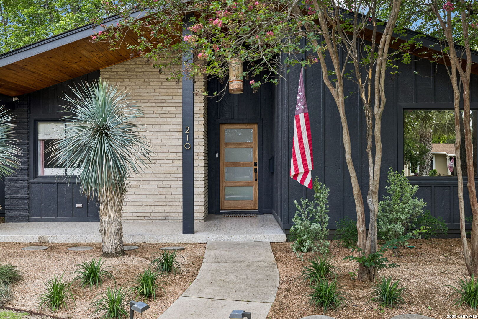 210 WOODCREST DR