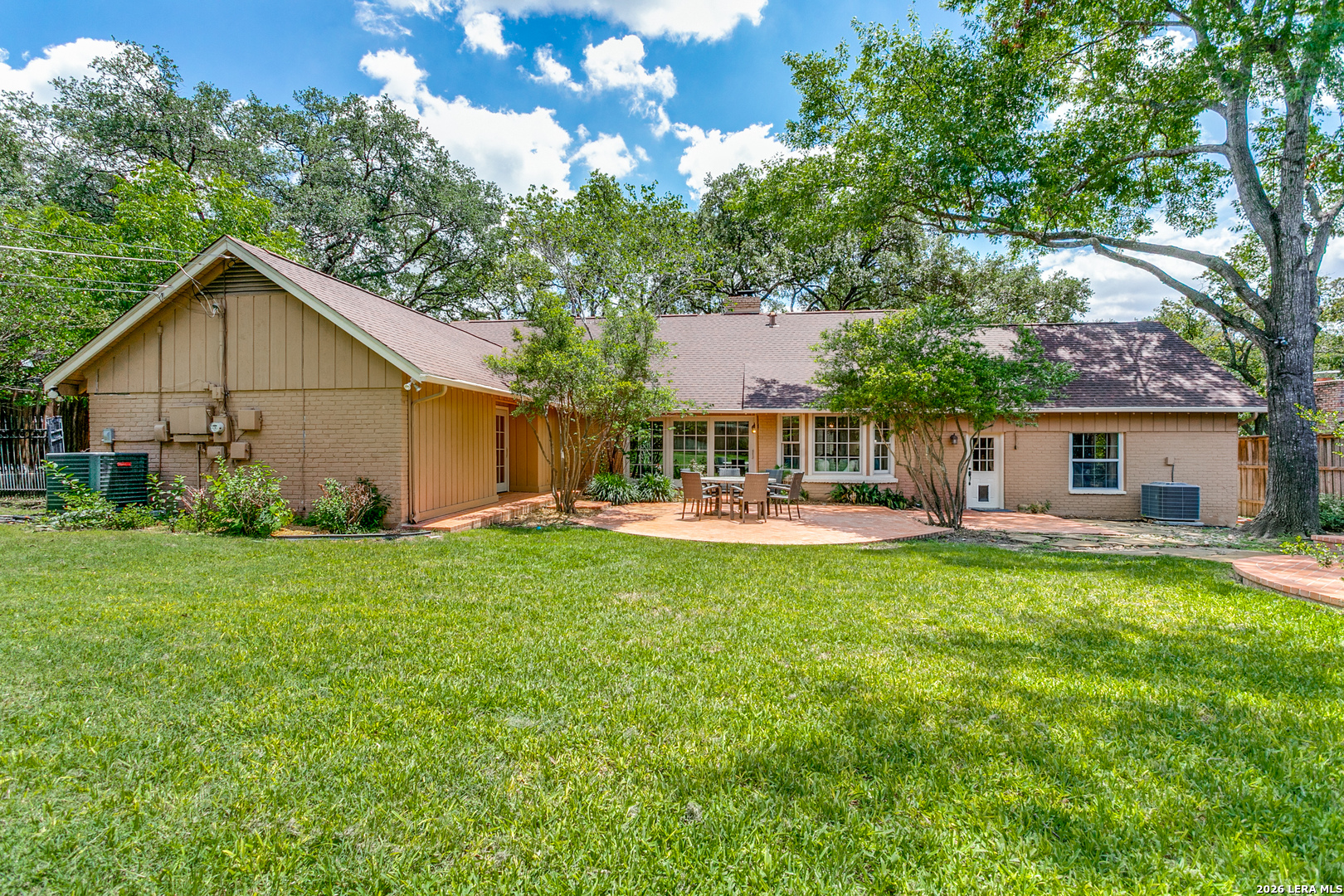 2219 Woodmen