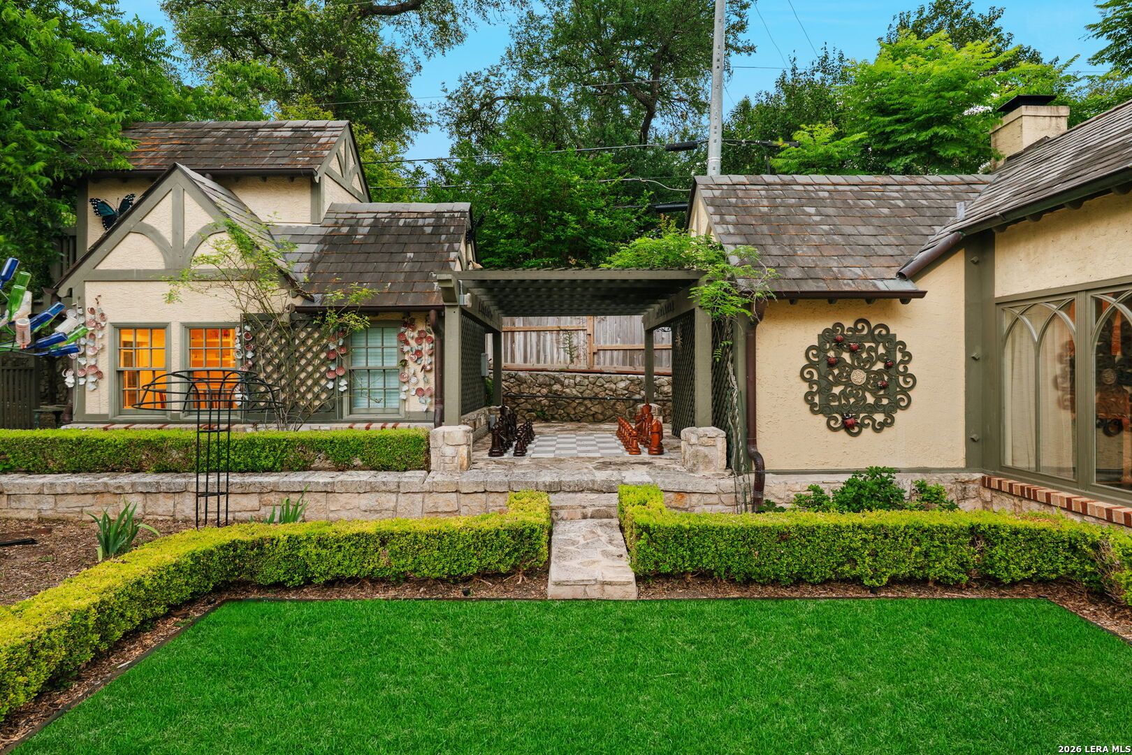 604 E Olmos