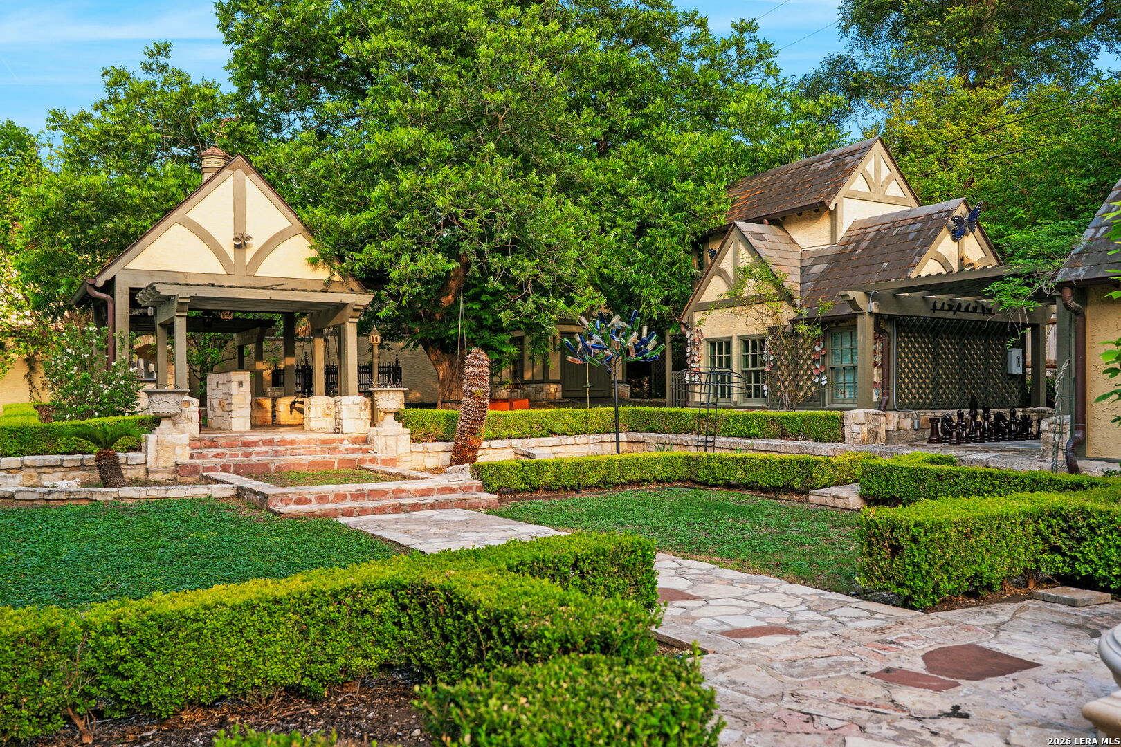 604 E Olmos