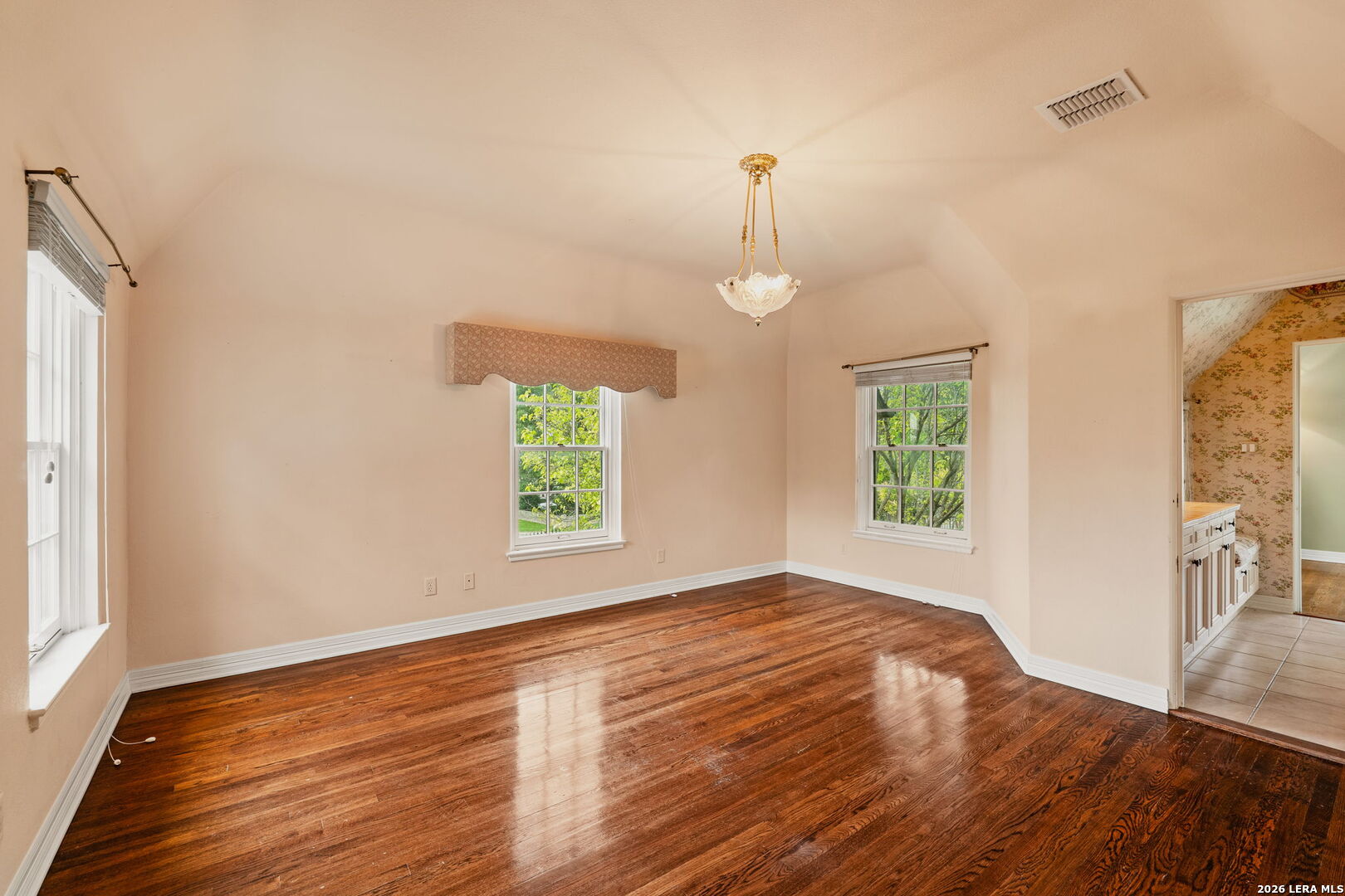 604 E Olmos