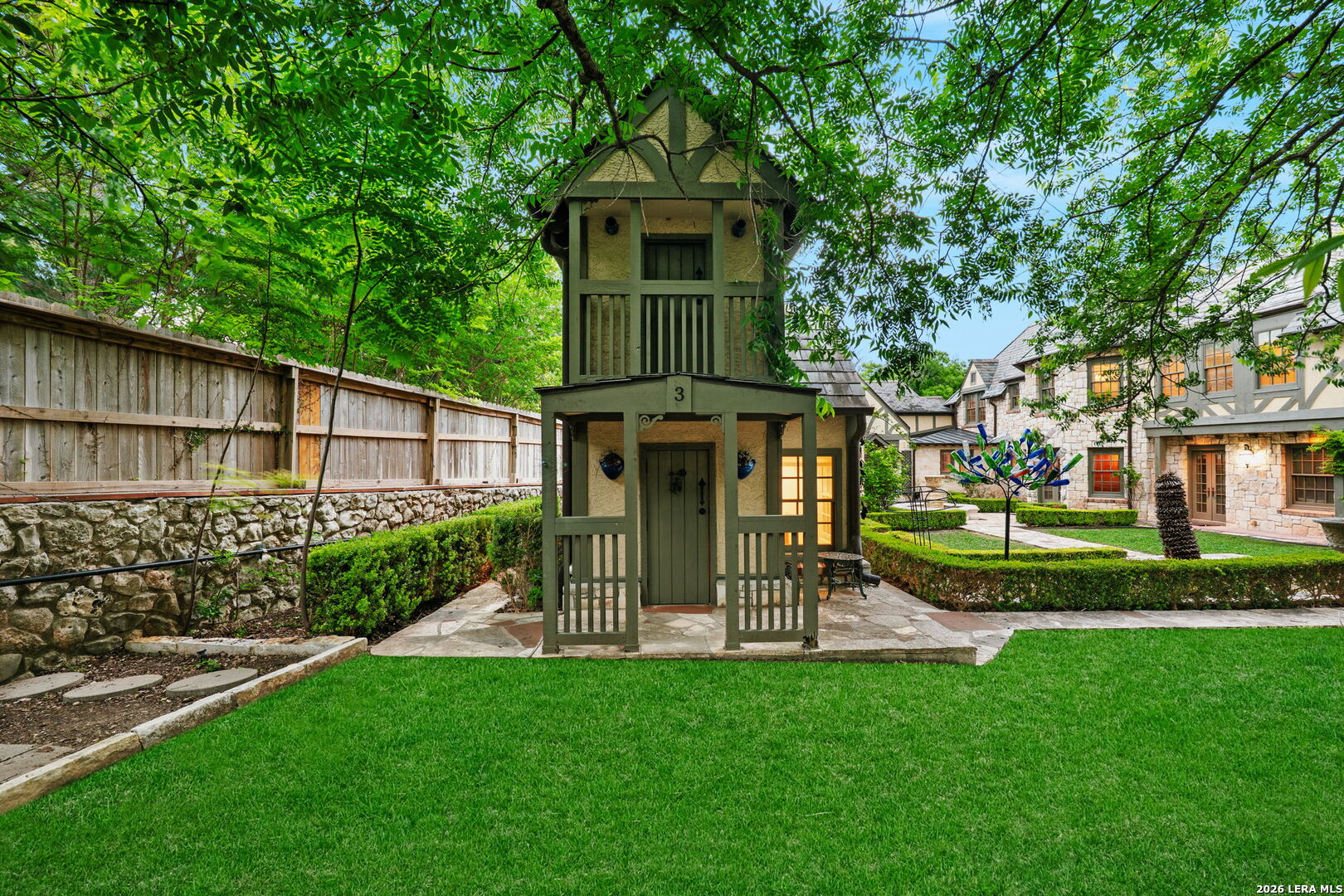 604 E Olmos