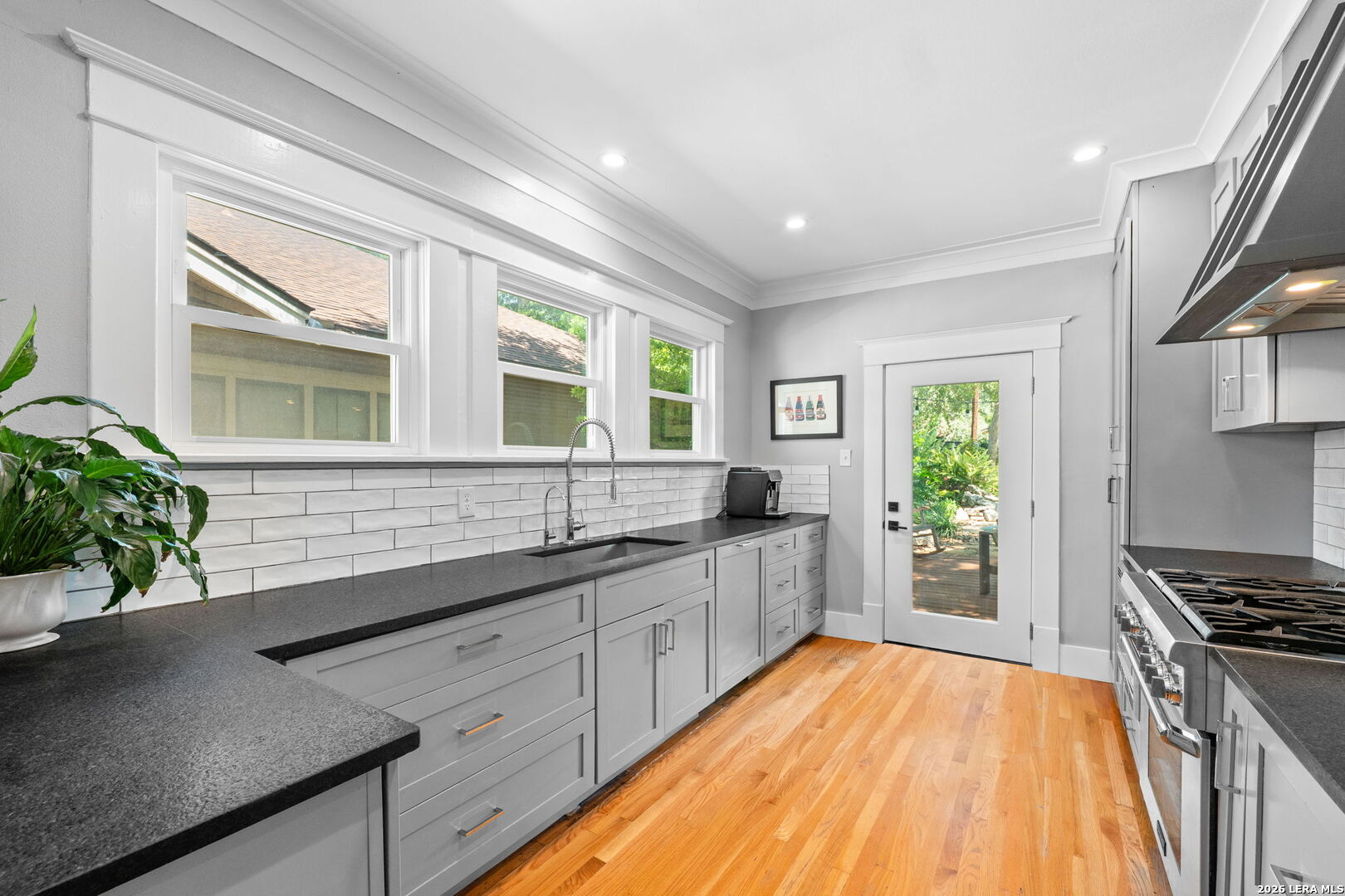 323 W Gramercy