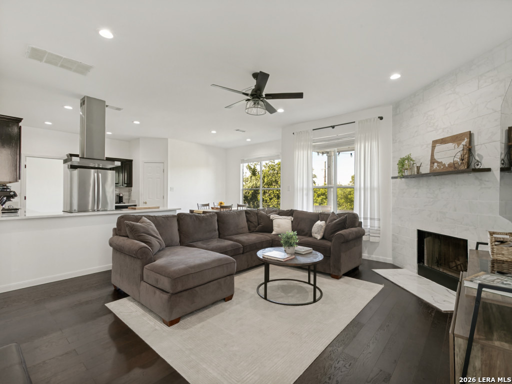 2402 Encino Cedros