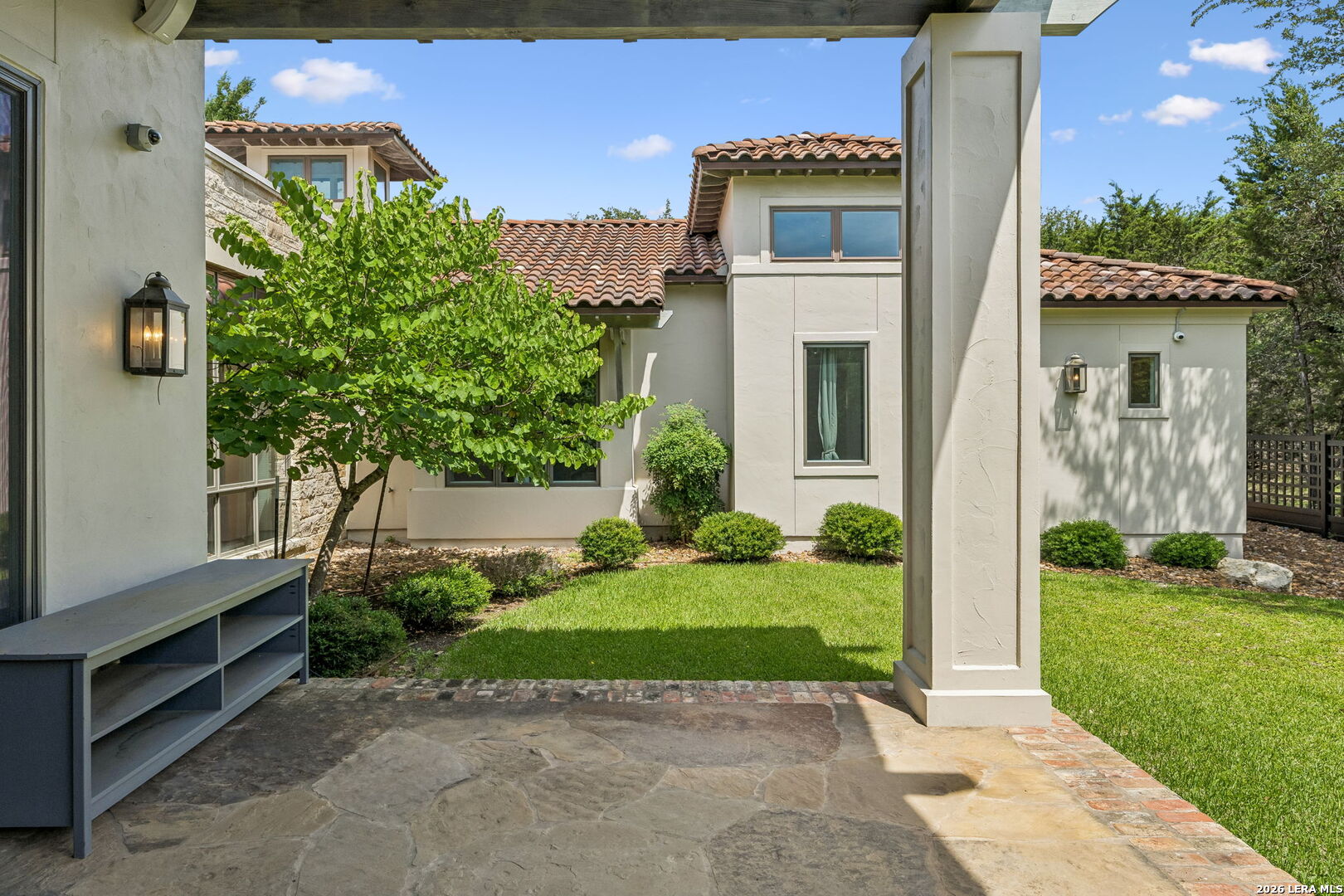 7102 Bluff Edge