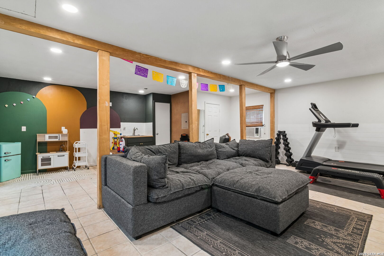 607 W KINGS HWY
