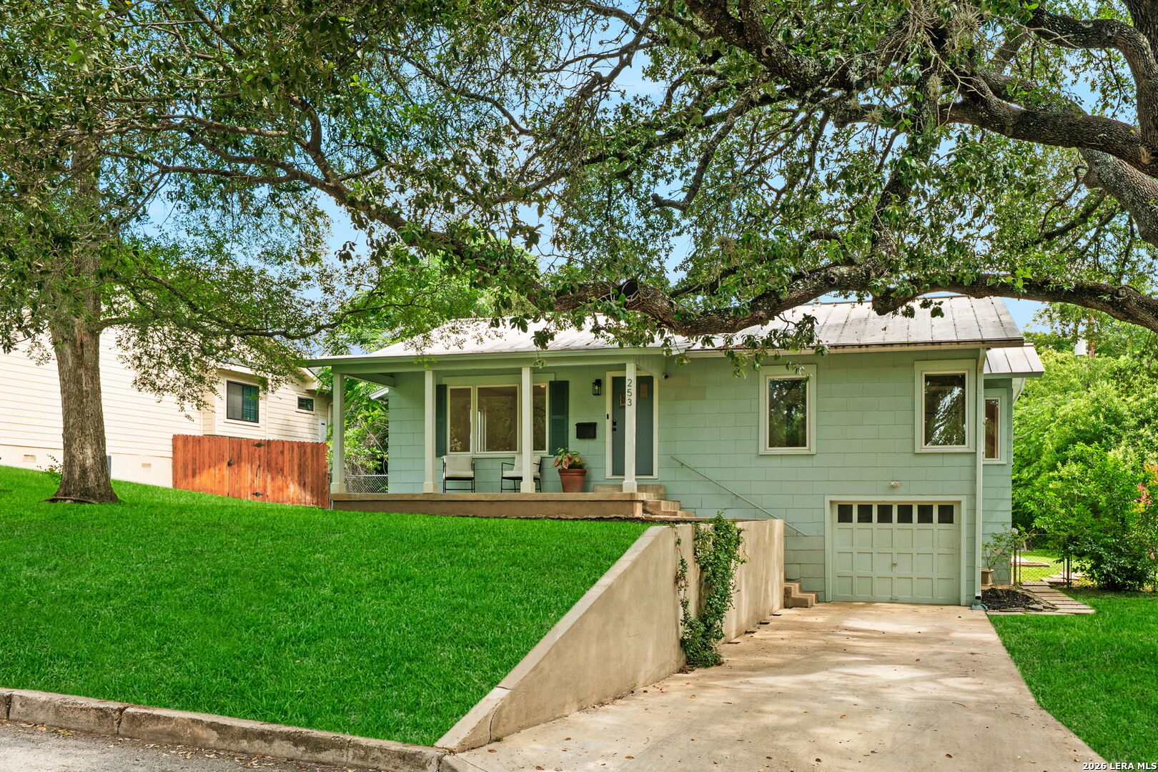 253 E Edgewood Pl