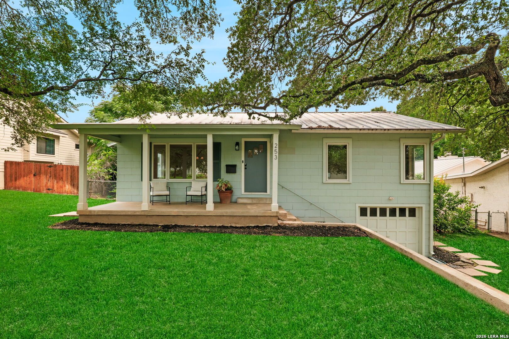 253 E Edgewood Pl
