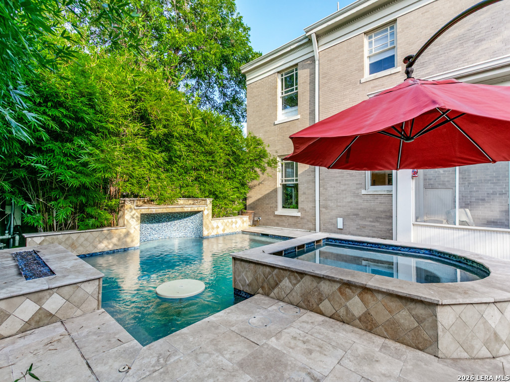 125 W Agarita Ave.