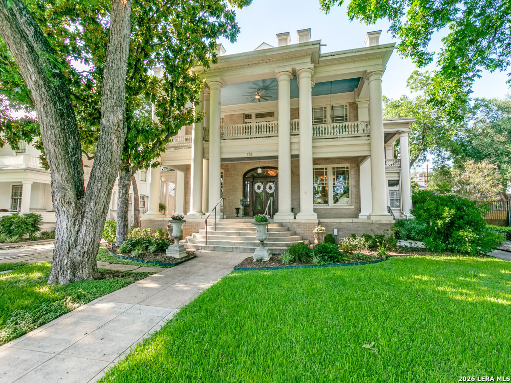 125 W Agarita Ave.