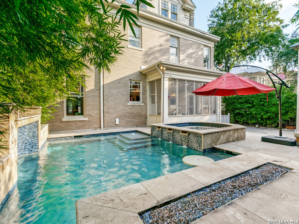 125 W Agarita Ave.