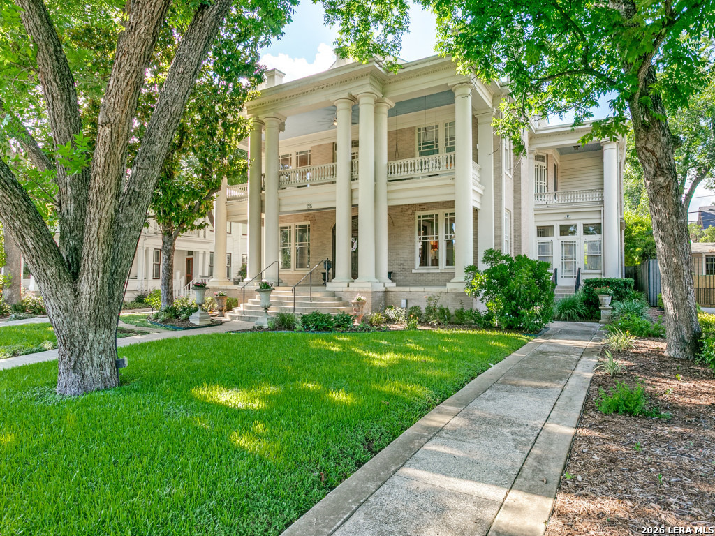 125 W Agarita Ave.