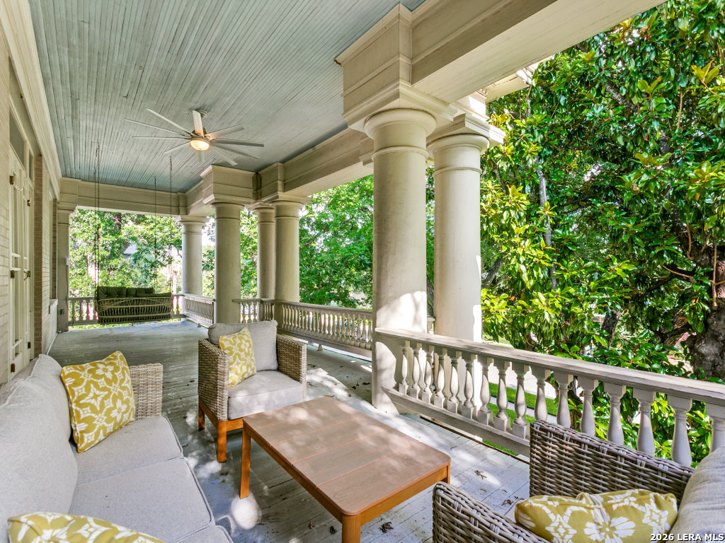 125 W Agarita Ave.