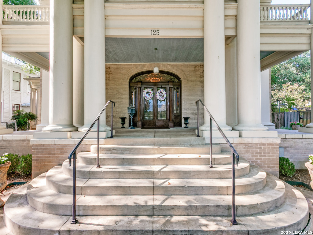 125 W Agarita Ave.