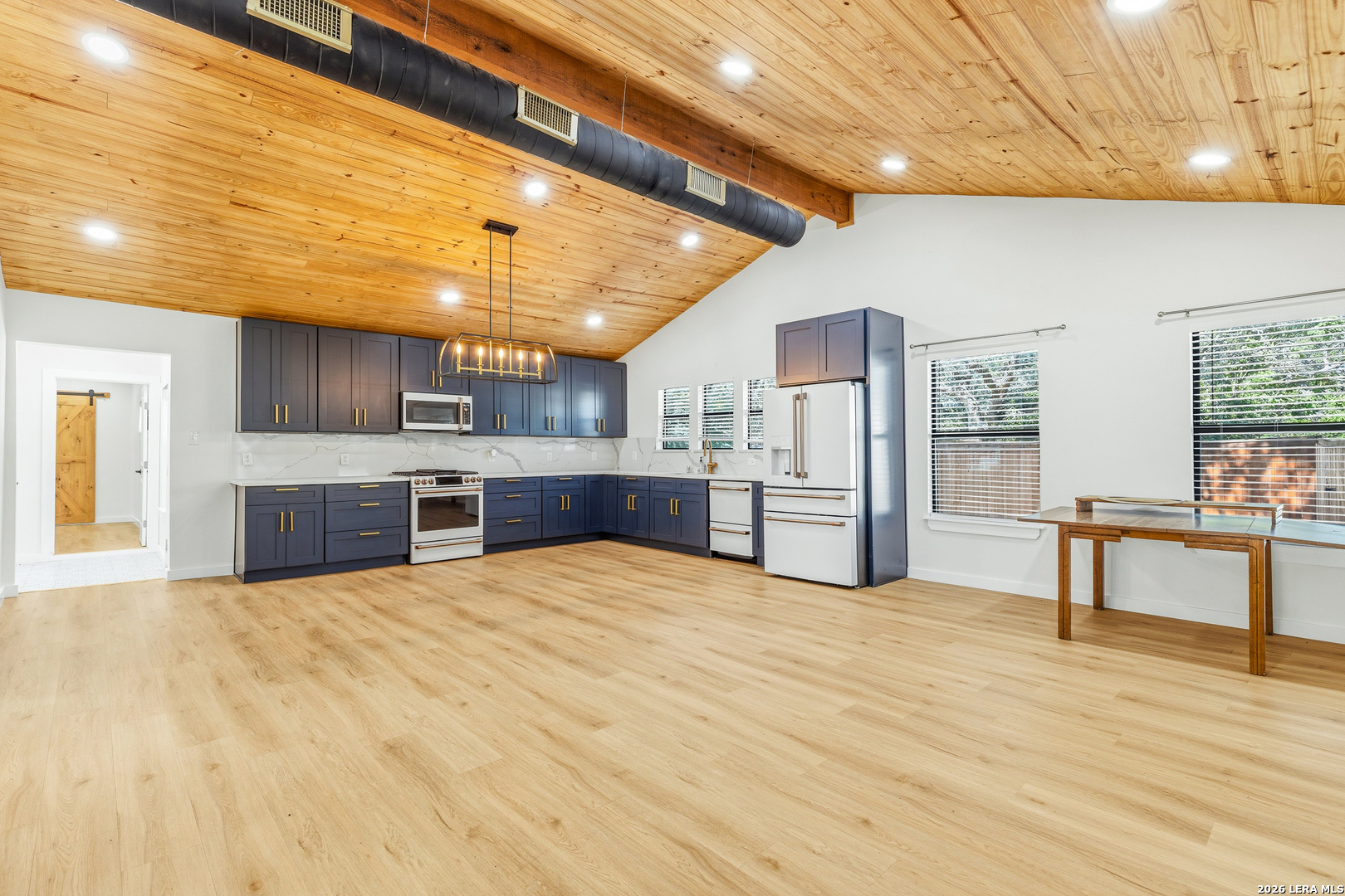 221 W HIGHLAND DR