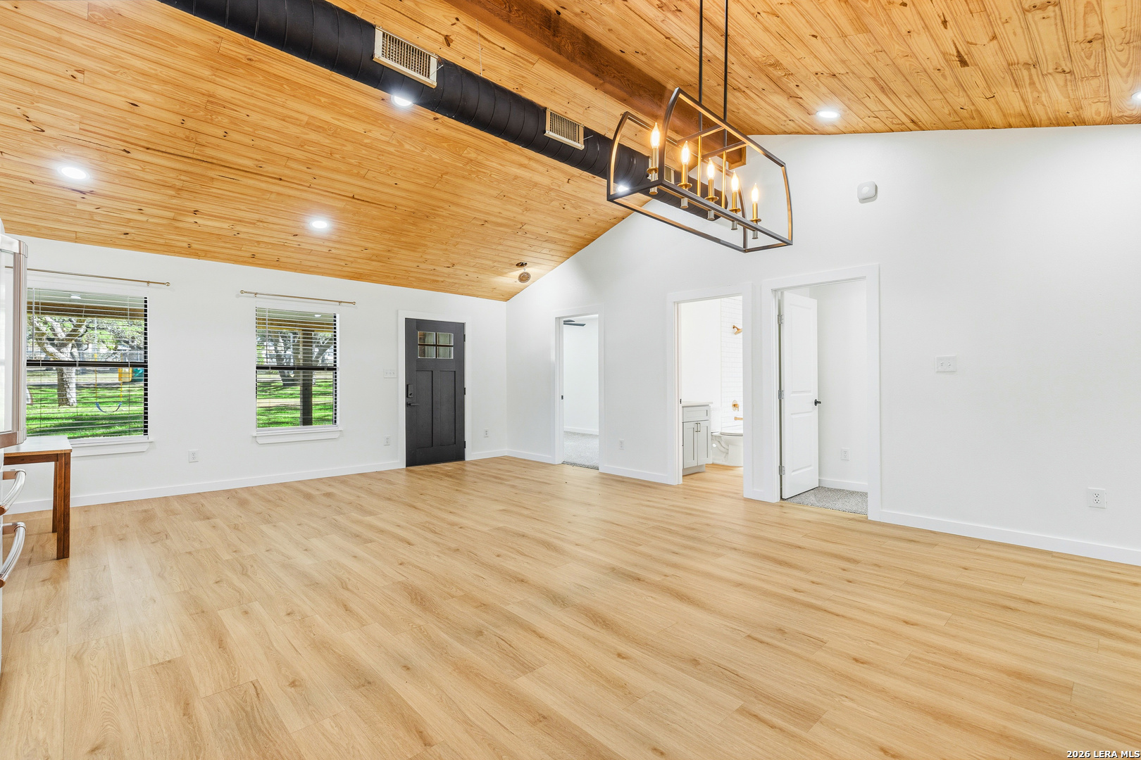 221 W HIGHLAND DR