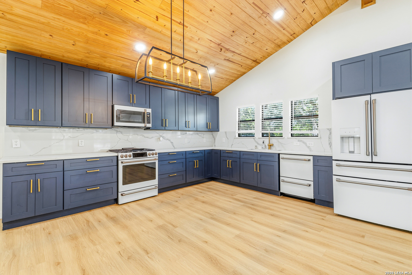 221 W HIGHLAND DR