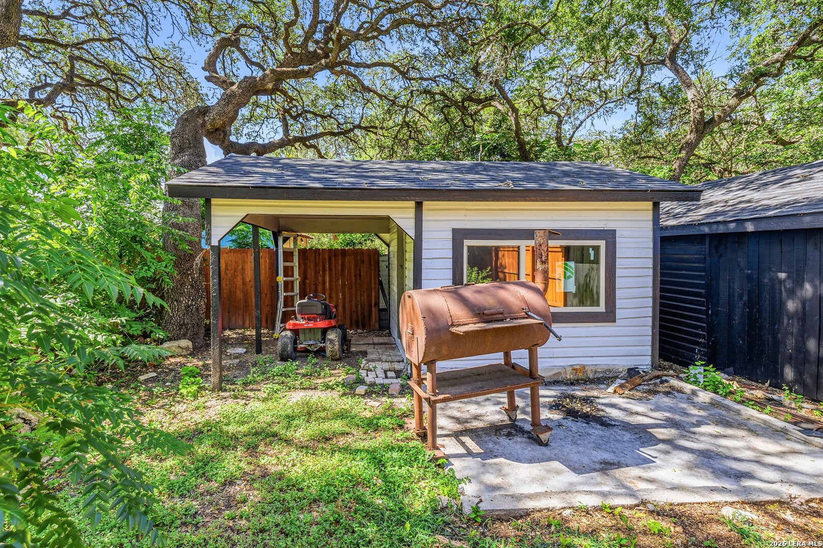 221 W HIGHLAND DR