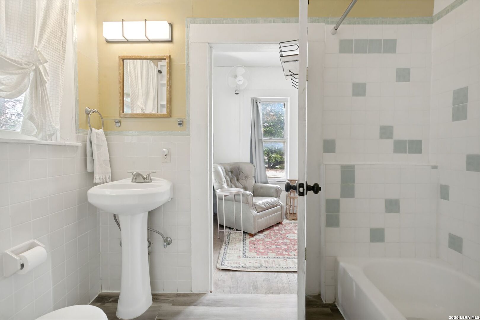 200 Queen Anne Ct Unit: 200B