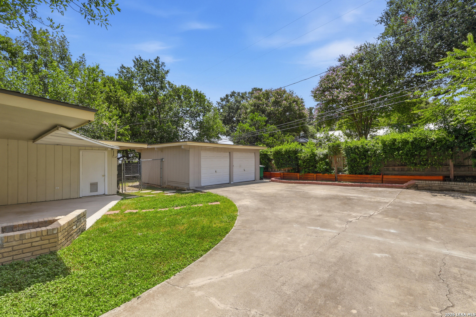 3220 URBAN CREST DR