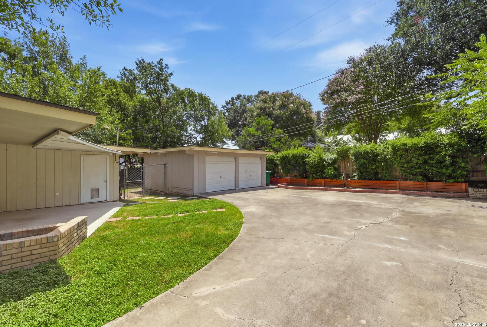 3220 URBAN CREST DR