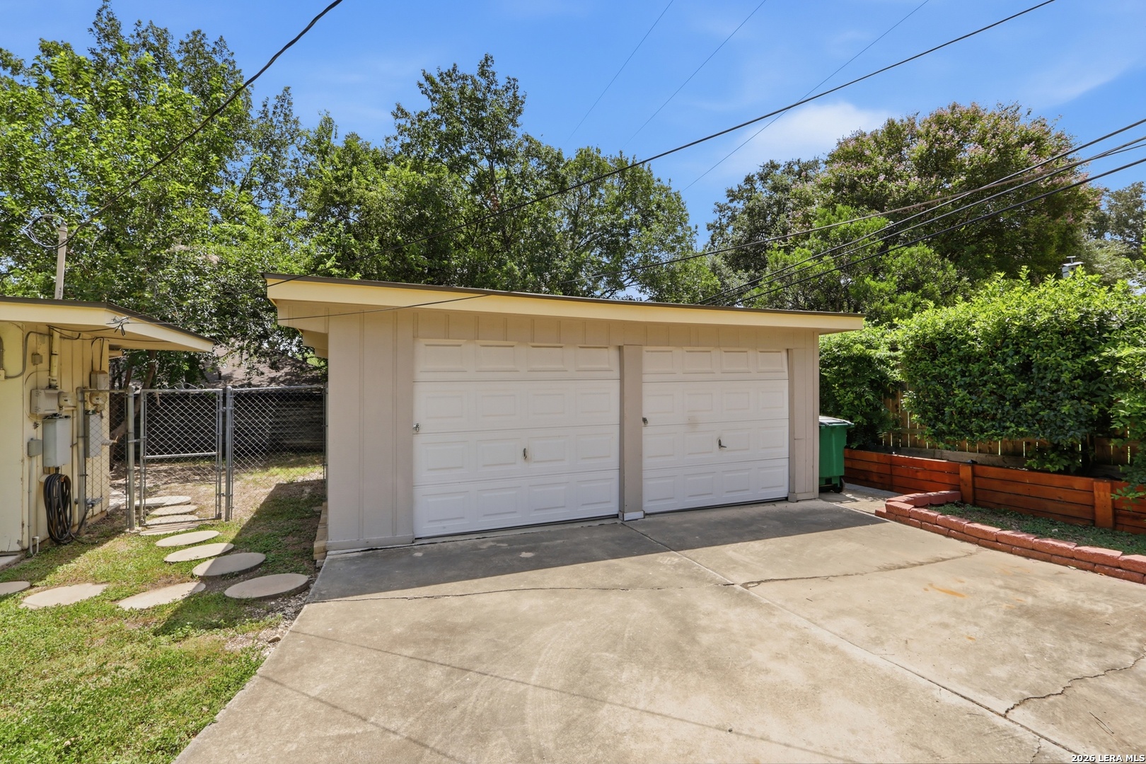 3220 URBAN CREST DR