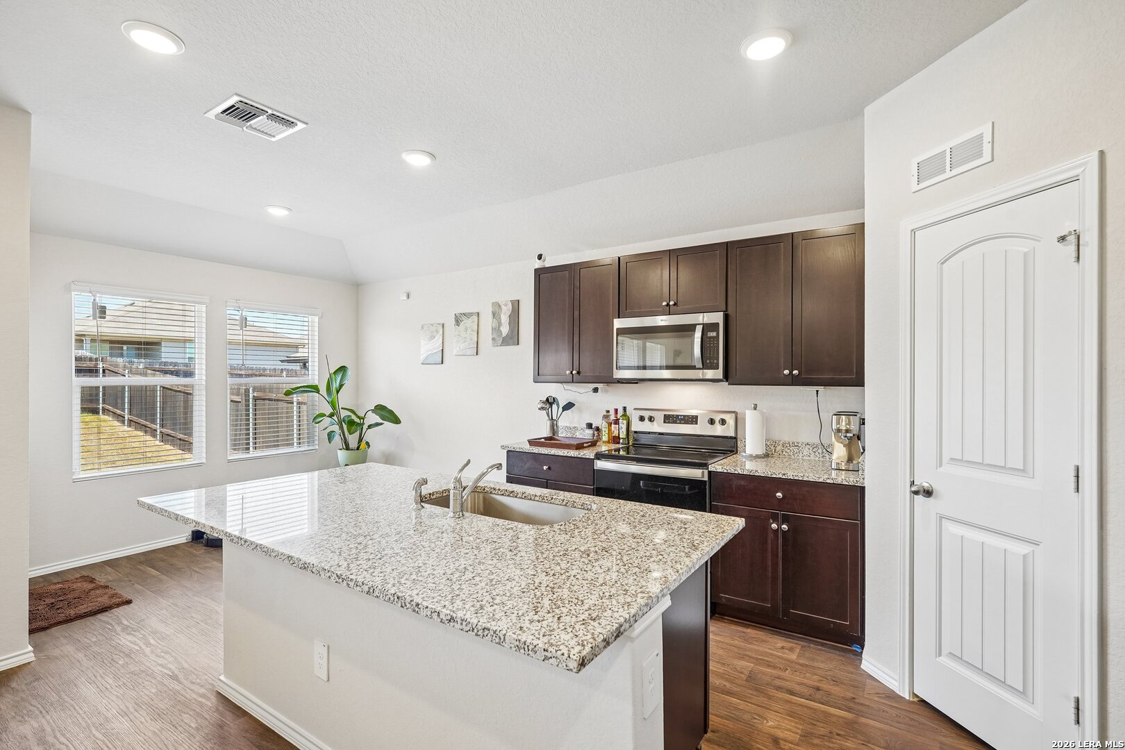 841 BAHIA PL